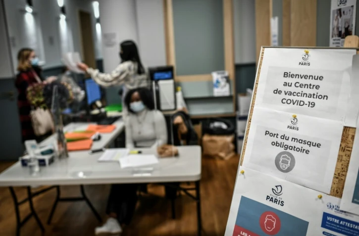 Dans un centre de vaccination contre le Covid-19 à Paris, le 27 novembre 2021