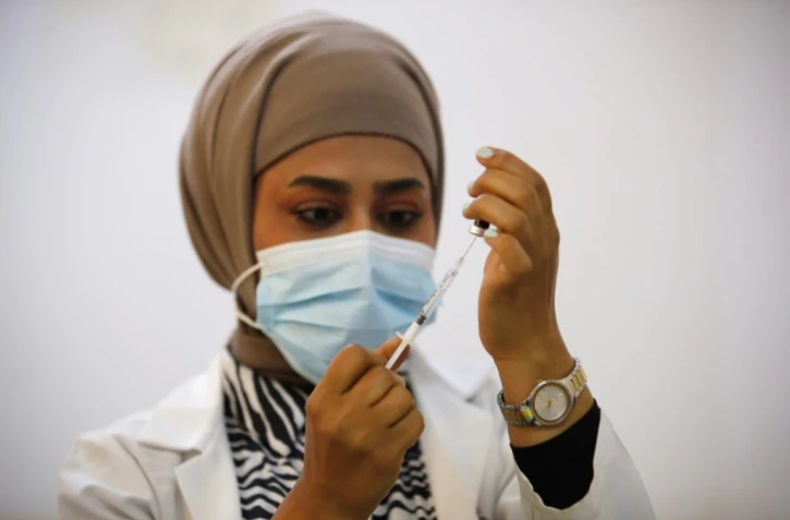 Une infirmière prépare un vaccin contre la rougeole dans une école de Bagdad le avril 2024