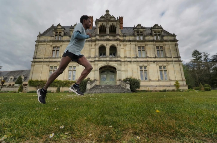 Pendant le confinement, le coureur français de semi-marathon Yosi Goasdoué s'entraîne dans le parc du château de La Bourdaisière le 3 avril 2020 à Montlouis-sur-Loire.