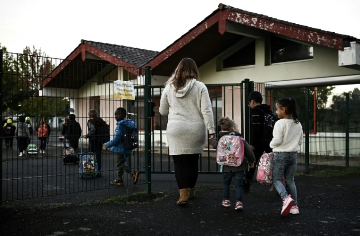 Des enfants rentrent sans masque dans leur école primaire, située dans les Landes, le 22 septembre 2021