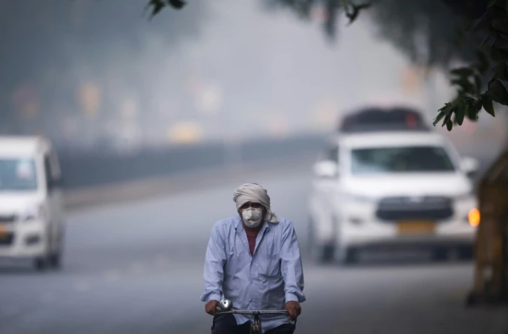 Un homme avec un masque de protection circule dans les rues de New Delhi, le 4 novembre é019