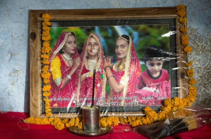 (g-d) Les portraits des trois filles de Sardar Meena Mamta, Kalu, Kamlesh et le fils de Kalu Harshit, retrouvés morts dans un puits, le 31 mai 2022 à Chhapya, dans l'Etat du Rajasthan, en Inde