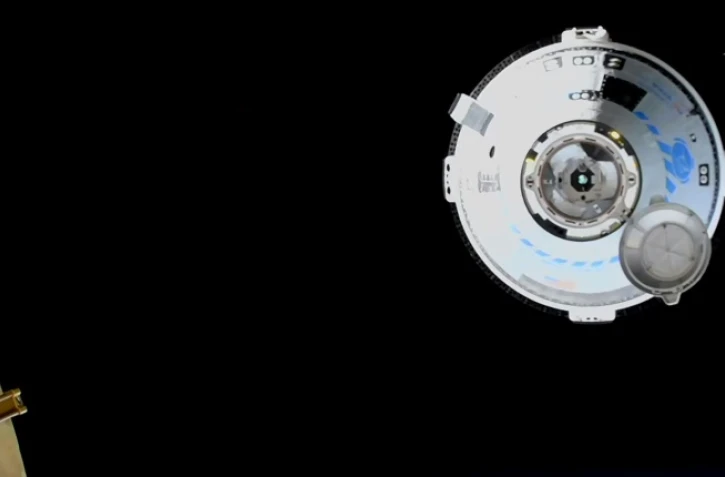 La capsule spatiale de Boeing, Starliner, à quelques mètres de la Station spatiale internationale, lors d'un vol d'essai non habité le 20 mai 2022