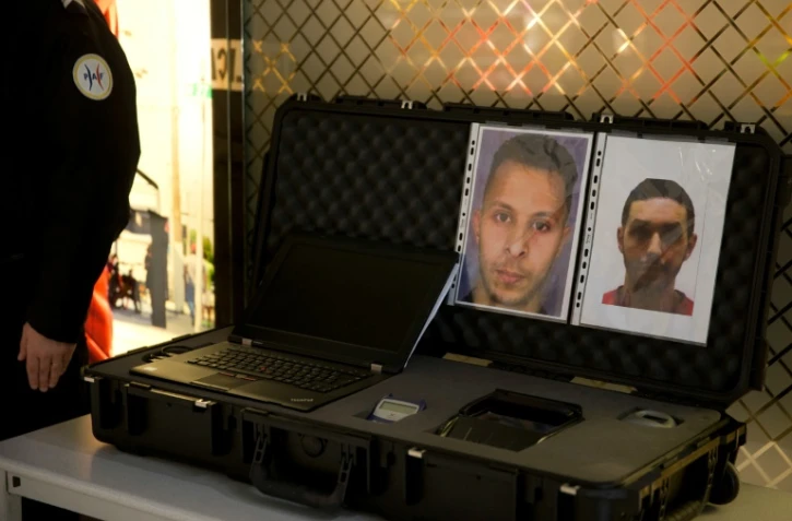 Les portraits de Salah Abdeslam et Mohamed Abrini sur leur avis de recherche, le 3 décembre 2015 à l'aéroport Charles-de-Gaulle à Roissy