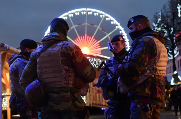Des soldats en patrouille le soir de l'ouverture des festivités de Noël à Bruxelles, le 27 novembre 2015