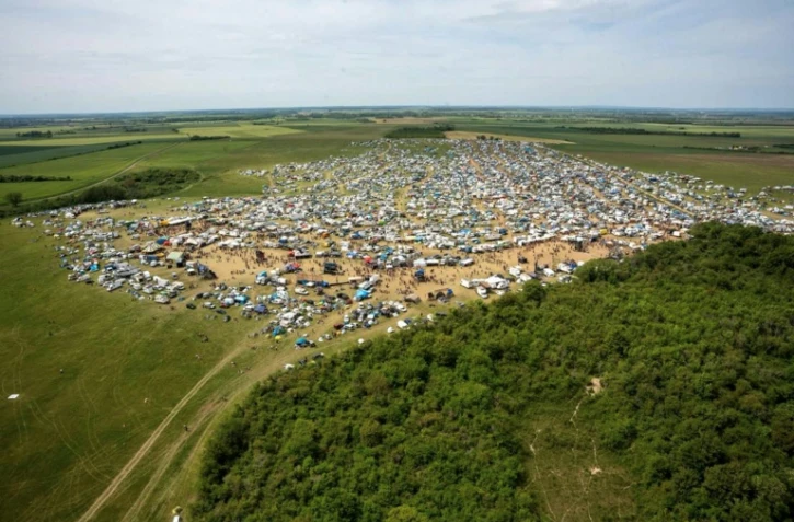 Photo émanant de la gendarmerie nationale, le 3 mai 2026, montrant une vue aérienne du lieu où se tient une free party géante sur un site militaire à Cornusse, près de Bourges