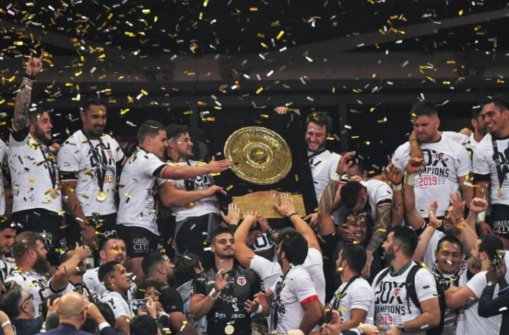 Les Toulousains avec le Bouclier de Brennus lors de la victoire en finale de Top 14 le 15 juin 2019