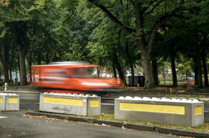 Une camionette circule devant des blocs de béton pour prévenir tout attentat, à la braderie de Lille, le 30 août 2017