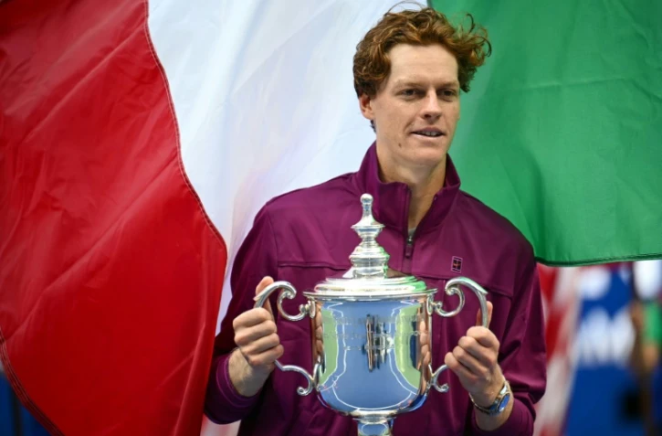 L'Italien Jannik Sinner avec le trophée du vainqueur de l'US Open le 8 septembre 2024 à New York