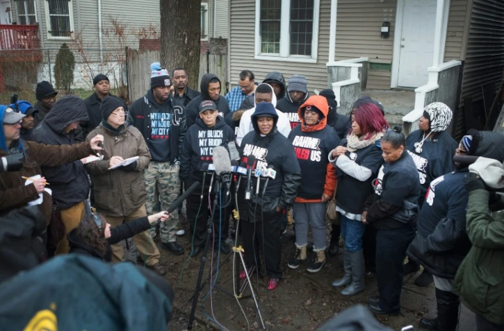 Janet Cooksey s'exprime face à la presse au sujet de la mort de son fils, Quintonio LeGrier, tué par la police avant le début d'une veillée le 27 décembre 2015 à Chicago