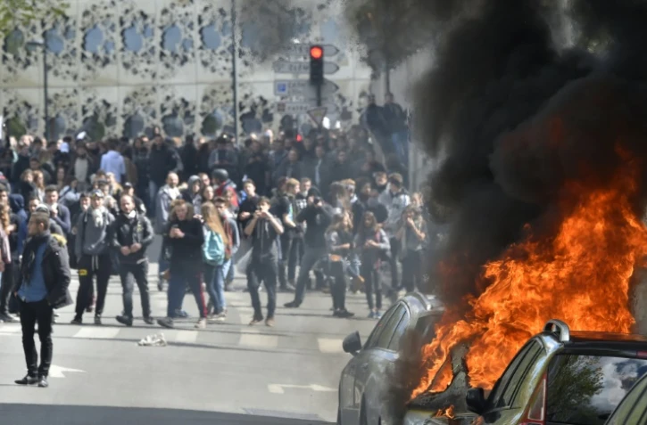 Véhicules incendiés lors de la manifestation contre la loi travail le 28 avril 2016 à Paris