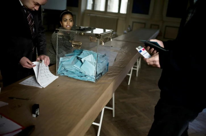 Chez les 18-25 ans, Macron et Le Pen sont en tête des intentions de vote au premier tour, avec respectivement 29% et 28% des suffrages, selon un sondage Ifop mi-mars. 