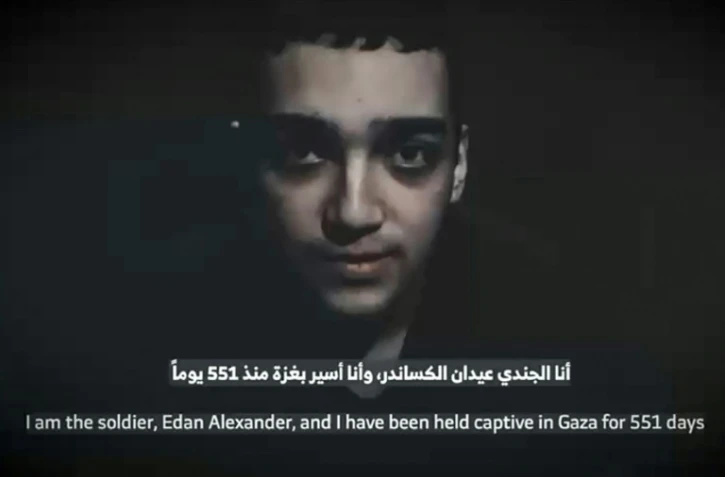 Une photo diffusée par le Forum des familles d'otages montre une capture d'écran d'une vidéo publiée par le Hamas, le 12 avril 2025, montrant l'otage israélien Edan Alexander détenu dans la bande de Gaza