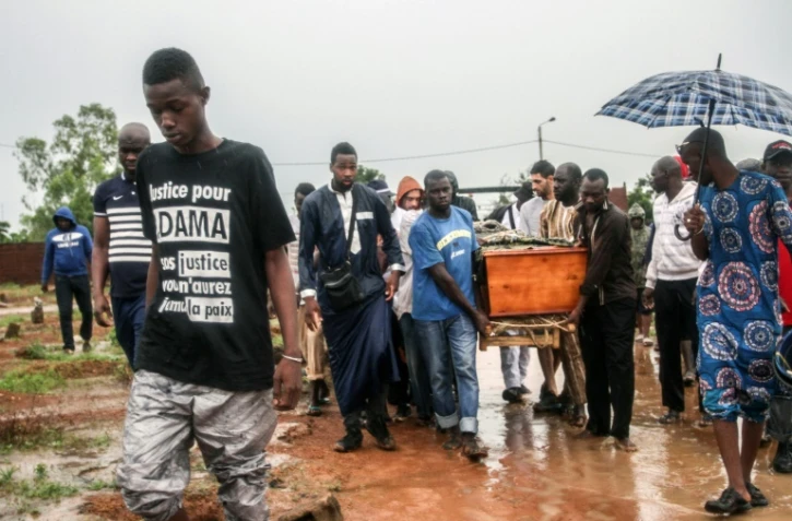 Des proches d'Adama Traoré portent son cercueil le 7 août 2016 à Kolaban Koro, au sud de Bamako, le 7 août 2016