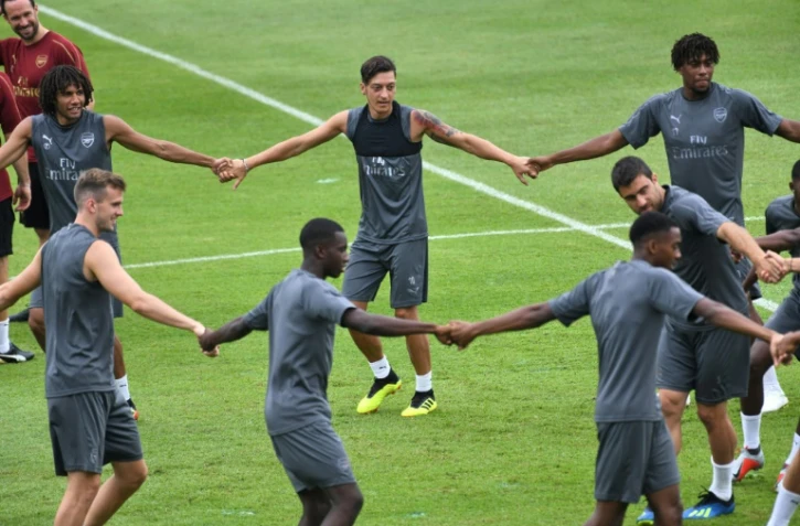 Le milieu de terrain offensif d'Arsenal Mesut Özil (c) lors d'un entraînement, le 25 juillet 2018 à Singapour