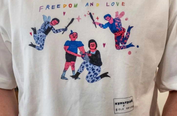 Un T-shirt de la créatrice russe Alina Mouzytchenko s'inspirant de la répression policière. Photo du 17 septembre 2019, Moscou
