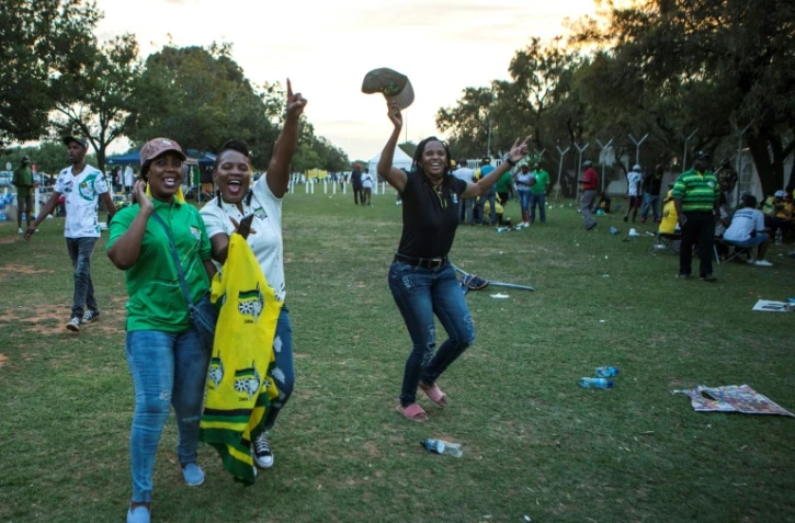 Des soutiens de Cyril Ramaphosa, nouveau président de l'ANC, célèbrent son élection à Johannesburg, le 18 décembre 2017