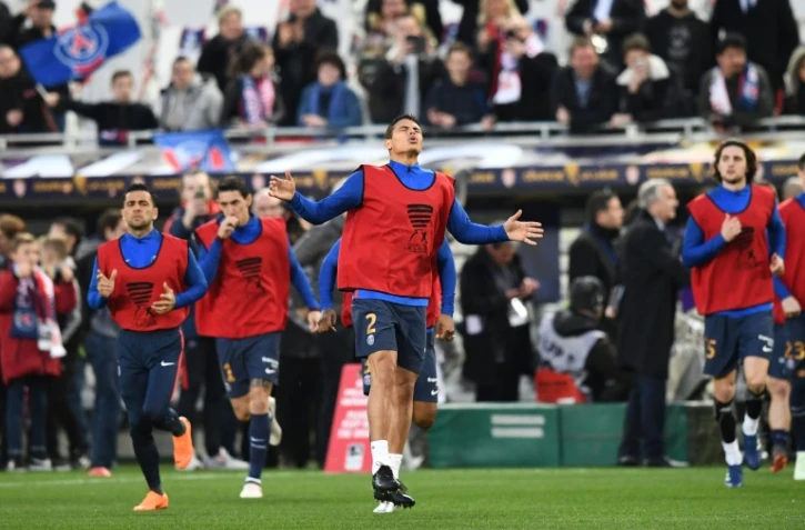 Les Parisiens Dani Alves, Angel di Maria, Thiago Silva et Adrien Rabiot à l'échauffement avant d'affronter Monaco en finale de la Coupe de la Ligue à Bordeaux, le 31 mars 2018
