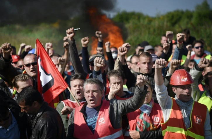 Grèvistes évacués le 27 mai 2016 par les forces de l'ordre du dépôt pétrolier de Donges