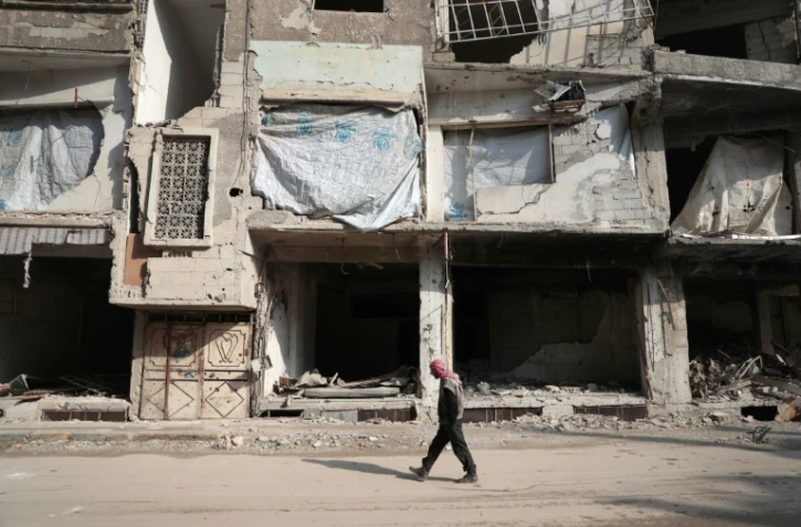 Un immeuble détruit dans le quartier de Douma, contrôlé par les rebelles à l'est de Damas, le 30 décembre 2016