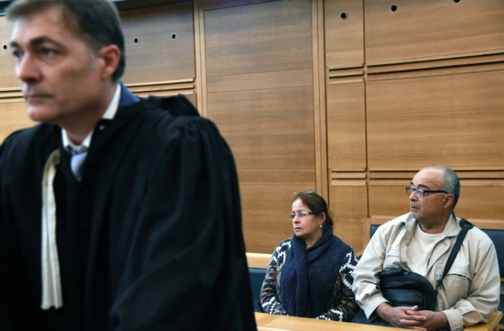 Les parents d'une des victimes de Patrick Salameh, Zoulihka et Mohamed Saiah et leur avocat Victor Gioi lors du procès le 12 octorbre 2015 à Aix-en-Provence