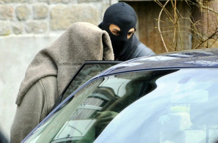 Un policier arrête un membre du "groupe de Tarnac" le 11 novembre 2008 à Tarnac, dans le sud-ouest de la France