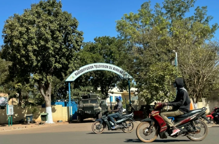 Des militaires burkinabè montent la garde le 24 janvier 2022 devant le siège de la télévision nationale, à Ougadougou, capitale du Burkina Faso, où des mutins ont arrêté le chef de l'Etat