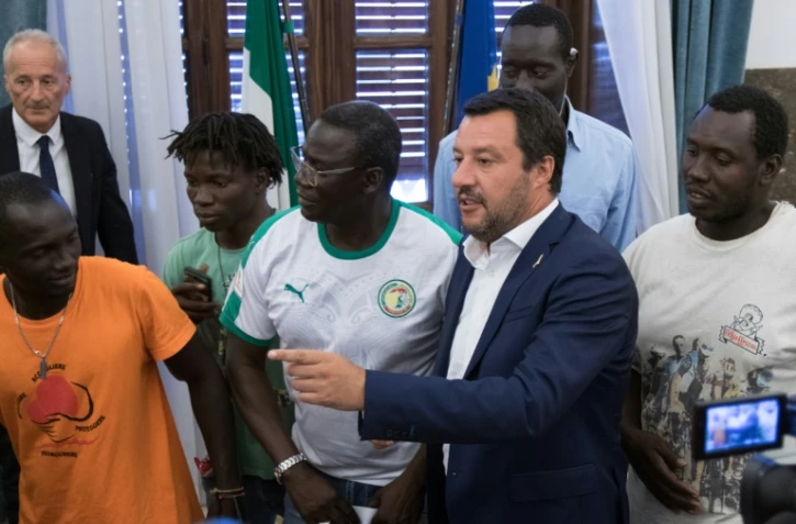 Le ministre italien de l'Intérieur Matteo Salvini au milieu de travailleurs agricoles étrangers, dans le sud de l'Italie, le 7 août 2018