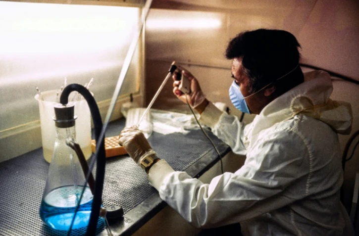 Le professeur Jean-Claude Chermann travaille sur le virus du sida dans le laboratoire de recherche de l'Institut Pasteur, le 25 avril 1984 Ă Paris