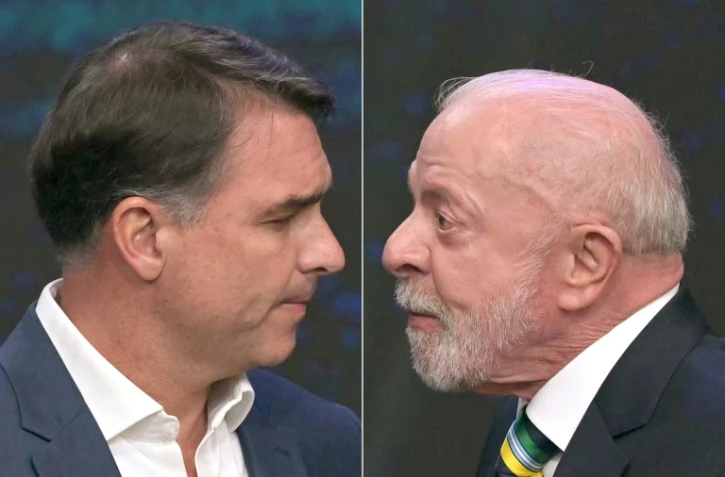 Le président brésilien Luiz Inacio Lula da Silva (d.) et le candidat de droite à l'élection présidentielle Flavio Bolsonaro participent à un débat, le 18 octobre 2026 à Sao Paulo au Brésil