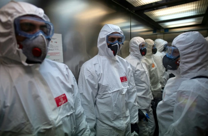 Des membres des unités d'urgence de l'armée avant une opération de désinfection au centre de soins Sant Antoni à Barcelone, le 27 mars 2020