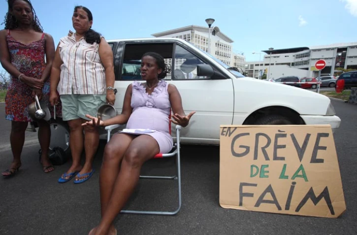 Jeudi 9 décembre 2010 

Arlette Benestrof, ex-agent contractuelle à l'Université, en grève de la faim devant les bâtiments administratifs du site de Moufia
