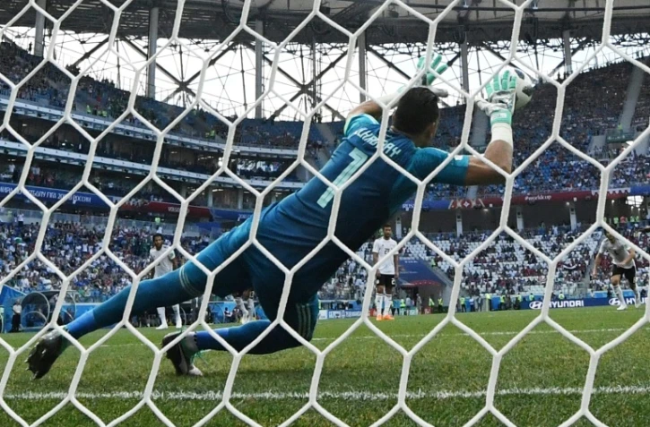 Le gardien égyptien Essam El Hadary arrête un penalty lors du match face à l'Arabie Sadoudite le 25 juin 2018 au Mondial