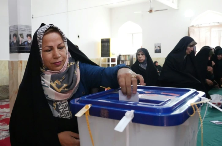 Une électrice vote pour la présidentielle iranienne dans un bureau de vote à Téhéran le 28 juin 2024