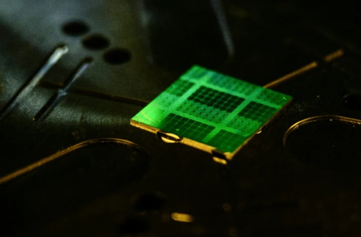 Une puce découpée dans une plaquette de semi-conducteur à Séoul, le 30 avril 2025 en Corée du Sud
