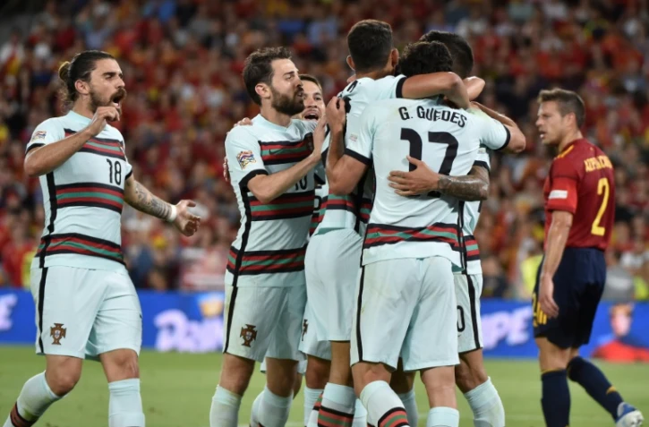Les Portugais se congratulent après l'égalisation de Ricardo Horta face à l'Espagne en Ligue des nations, le 2 juin 2022 à Séville