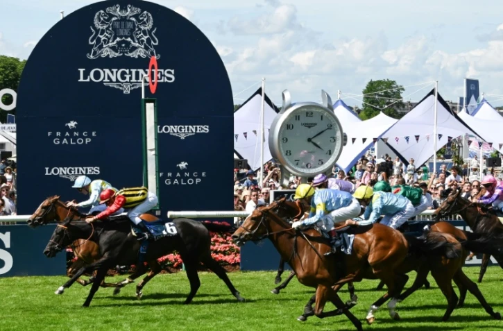 La pouliche Channel montée par Pierre-Charles Boudot (en haut à G) remporte le 16 juin 2019 le Prix de Diane, à Chantilly