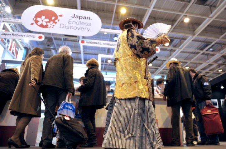 Des visiteurs dans les allées du Salon mondial du Tourisme à Paris, le 21 mars 2013