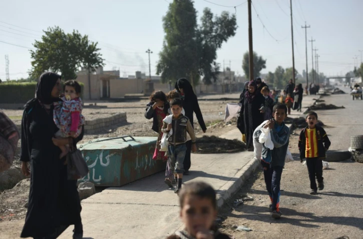 Des familles fuient les combats entre les forces irakiennes et les jihadites de l'EI à Mossoul, le 4 novembre 2016 en Irak