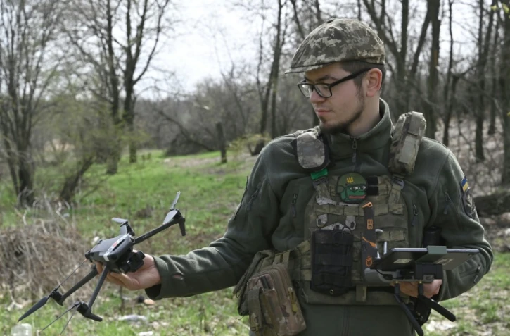 Le soldat ukrainien Oleksandre, pilote de drone et commandant d'une unité de soutien aérien pour la cinquième brigade des forces armées ukrainiennes, le 7 avril 2023 dans un camp d'entraînement, près de Bakhmout