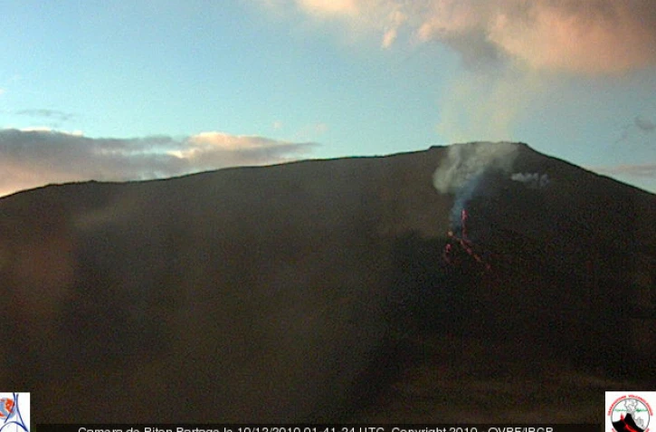 Vendredi 10 décembre 2010 - L'éruption vue depuis le piton Partage (Photo observatoire volcanologique de la Plaine des Cafres)