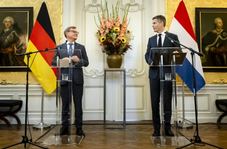 Le ministre néerlandais des Affaires étrangères Tom Berendsen (d) et son homologue allemand Johann Wadephul (g),  lors d'une presse à La Haye, le 28 septembre 2026 aux Pays-Bas