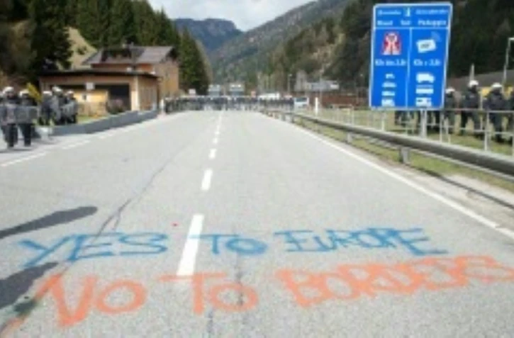 Des policiers déployés au col du Brenner, à la frontiÚre entre l'Autriche et l'Italie, au cours de manifestations contre les frontiÚres, le 24 avril 2016 en Autriche