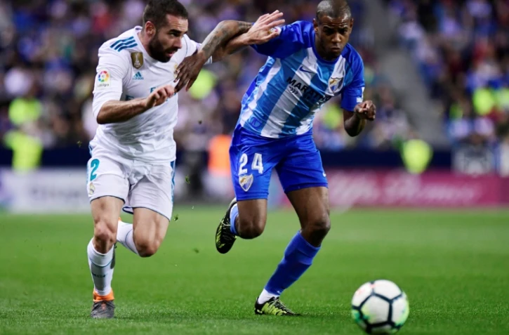 Diego Rolan, en maillot bleu rayé, dans un match avec Malaga, à qui Bordeaux l'a prêté la saison dernière, contre le Real Madrid, le 15 avril 2018 à Malaga