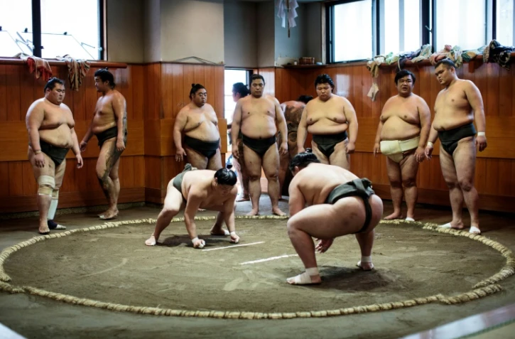 Des lutteurs de sumo s'entraînent dans leur écurie à Tokyo, en août 2019