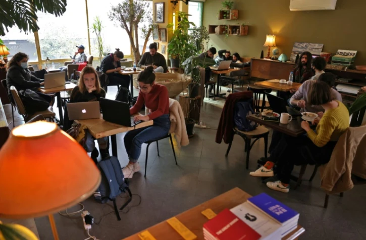 Des Libanais travaillent sur leur ordinateur dans un café de Beyrouth, le 14 janvier 2022