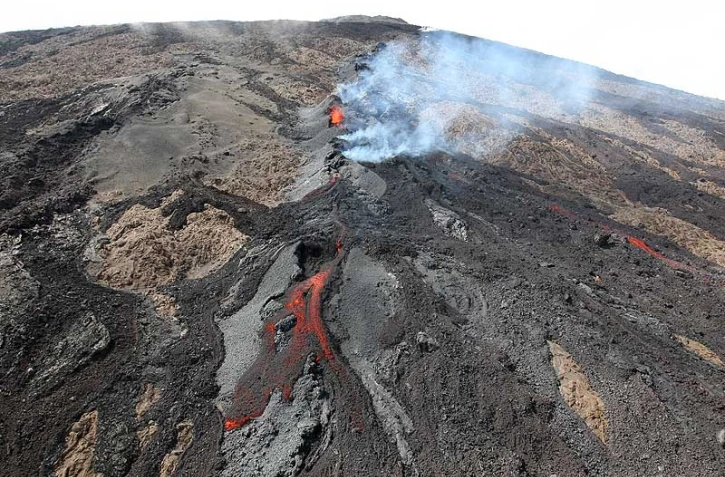 Vendredi 10 décembre 2010 - Éruption du piton de la Fournaise