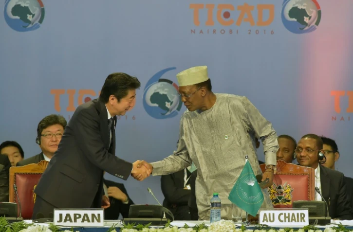Le Premier ministre japonais, Shinzo Abe (à g.), et le président tchadien, Idriss Déby (à d.), pendant l'ouverture de la Conférence internationale de Tokyo pour le développement de l'Afrique, à Nairobi le 27 août 2016