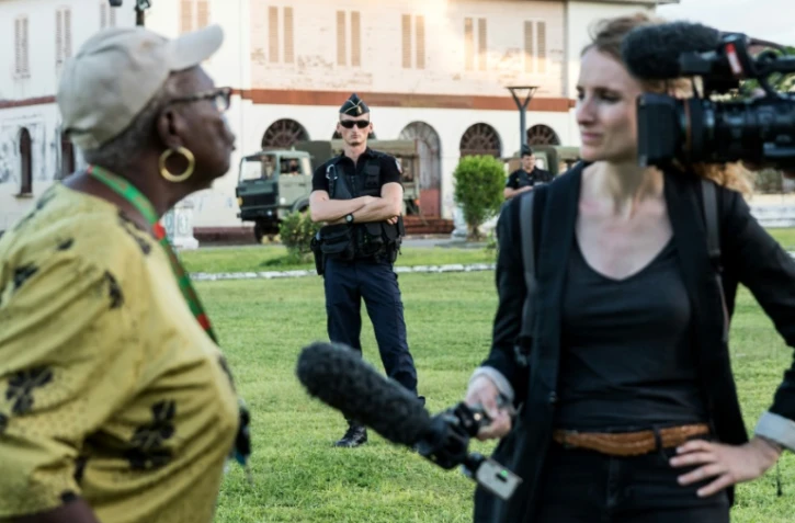 Une femme interviewée à l'aéroport Félix-Eboué, à Cayenne le 29 mars 2017