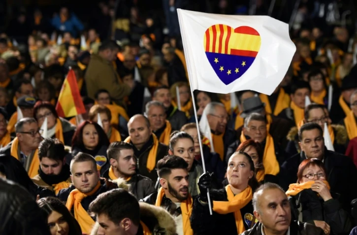 Des Catalans attendent le début d'un dernier meeting de campagne du parti Ciudadanos, à Barcelone, le 19 décembre 2017